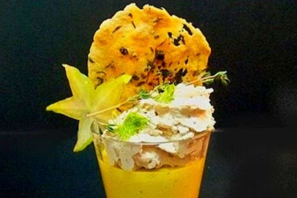 Une Verrine de mousse de potiron et chantilly de foie gras
