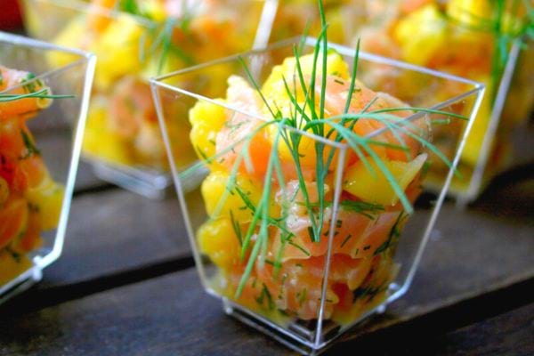Plusieurs Verrines saumon frais et mangue