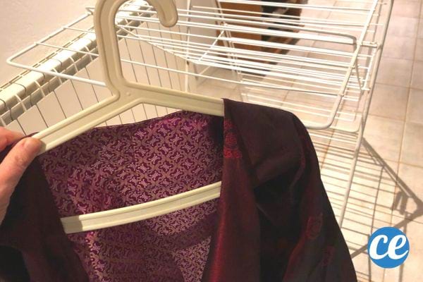 une veste étendue sur un cintre