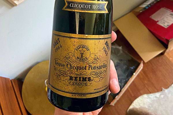 Une personne tenant une bouteille de vinaigre de vin de Champagne
