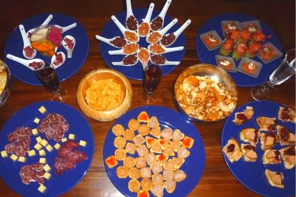 Plein d'assiettes de hors-d'œuvre Zakouskis de Noël dans des assiettes bleues
