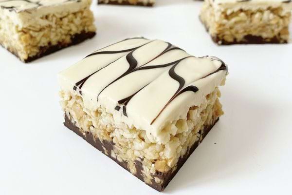 Carrés "Zellige" sans cuisson, avec une base croustillante et un nappage de chocolat blanc marbré.