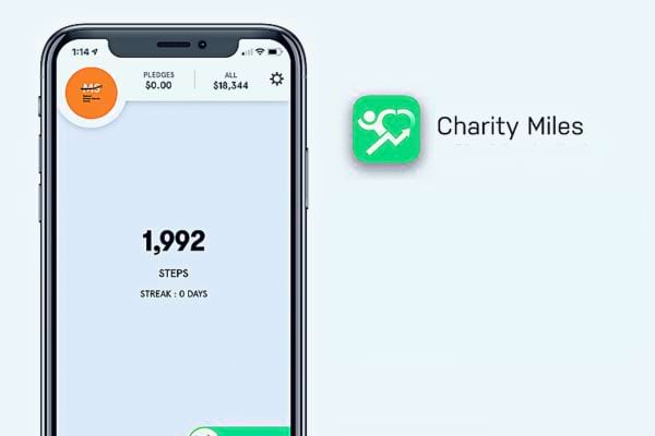 Un smartphone affichant l'application Charity Miles, indiquant les pas effectués et un défi caritatif.