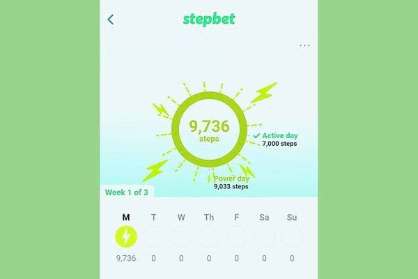 StepBet sur un téléphone, affichant le nombre de pas hebdomadaires avec des objectifs quotidiens.