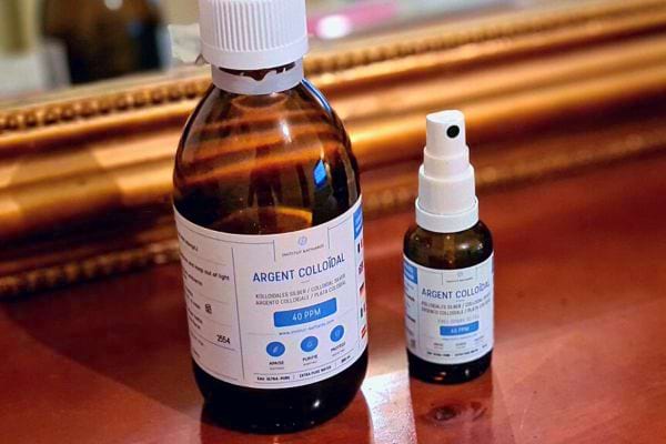 Bouteille et vaporisateur d'argent colloïdal - utilisés pour leurs propriétés antiseptiques et de soutien immunitaire.