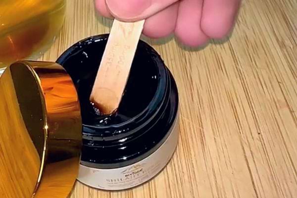 Spatule en bois dans shilajit