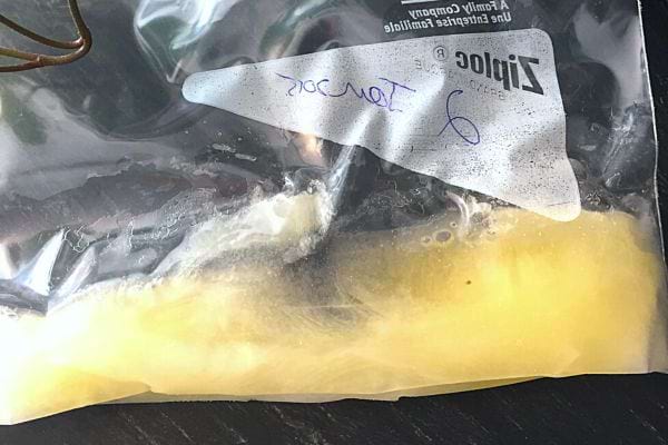 Vakuumversiegeltes Eiweiß in einer Plastiktüte mit der Aufschrift „Egg Whites 6“, bereit zum Einfrieren.