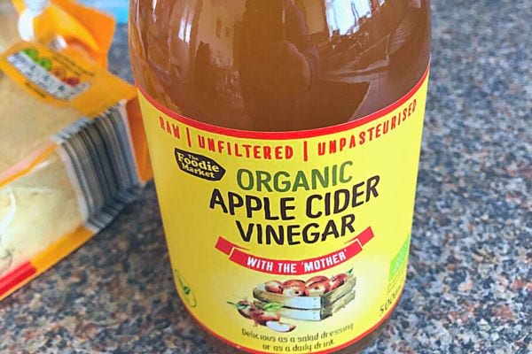 Bouteille de vinaigre de cidre de pomme - pris pour ses bienfaits sur la santé.