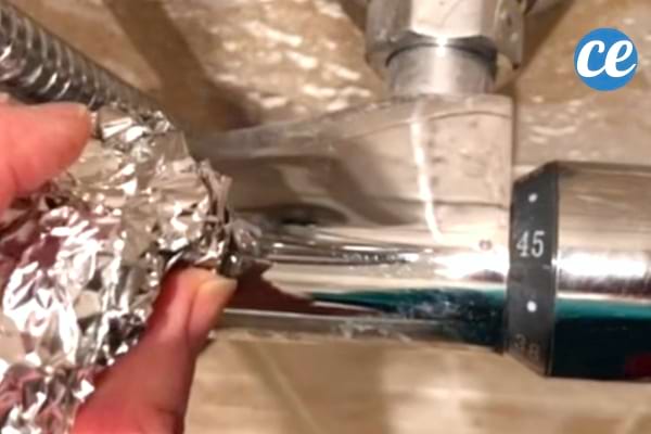 Rimuovere il calcare dal rubinetto con una pallina di foglio di alluminio