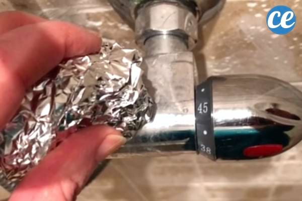 Rub an aluminum ball to remove limescale from the tap