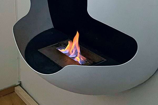 Cheminée bioéthanol murale blanche moderne avec flamme visible