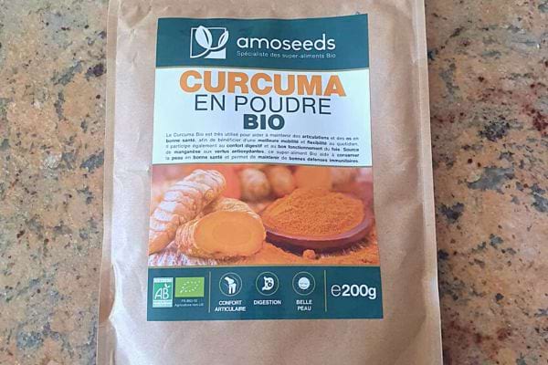 Paquet de curcuma en poudre - épice anti-inflammatoire et antiseptique.