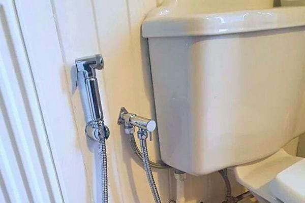 Est-il préférable d'utiliser une douchette WC ou du papier toilette ?