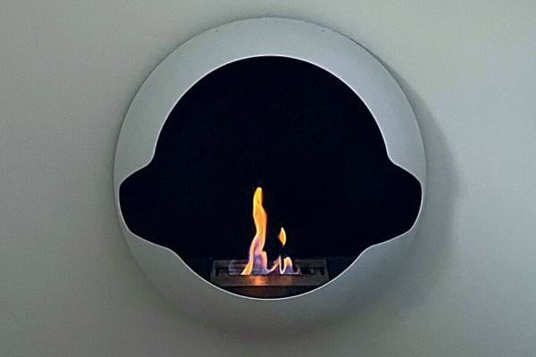 Cheminée bioéthanol murale ronde au design minimaliste.