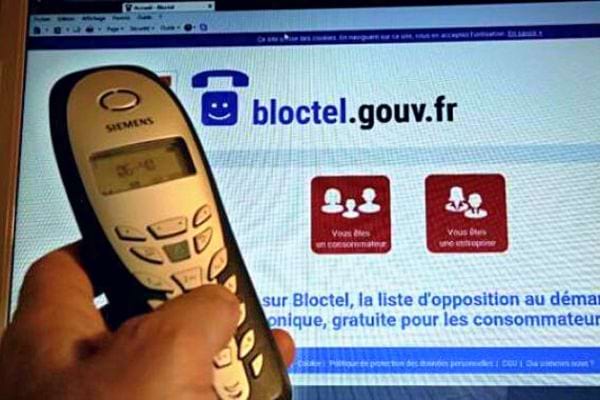 Téléphone fixe devant le site Bloctel, évoquant la solution pour bloquer les appels indésirables.