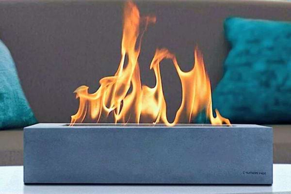 Cheminée bioéthanol de table longue et épurée avec de hautes flammes.