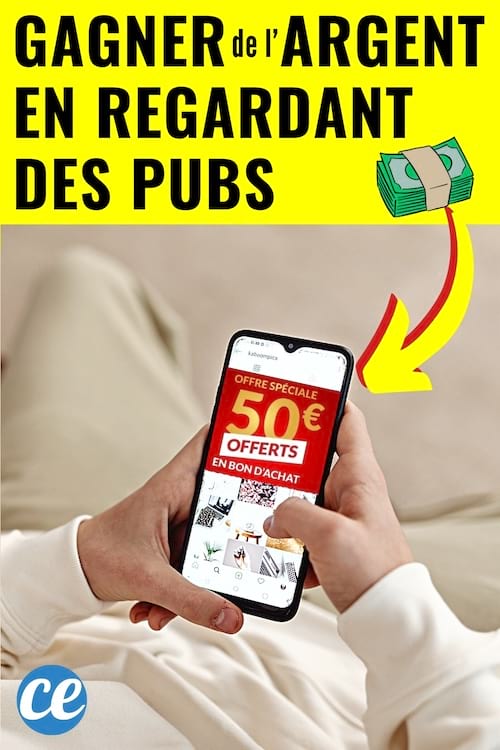 une homme qui regarde des pubs sur son téléphone pour gagner de l'argent chaque mois