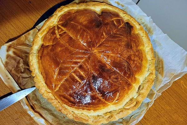Galette des Rois dorée sur papier sulfurisé après cuisson.