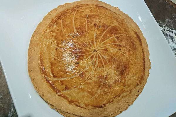 Galette sur une assiette blanche, montrant la texture avant de servir.