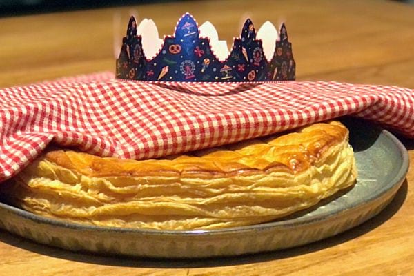 Galette sous un torchon, prête à être servie.