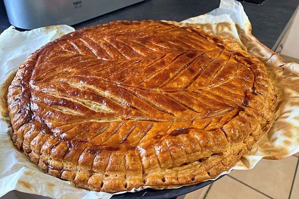 Galette sur papier sulfurisé, prête pour la dégustation ou la conservation.
