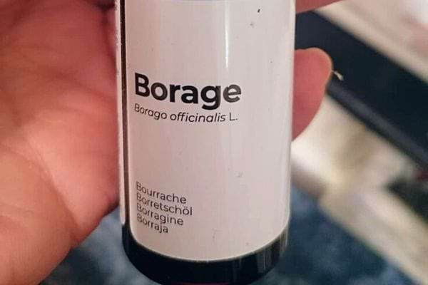 Bouteille d'huile de bourrache avec le nom de la plante en plusieurs langues.