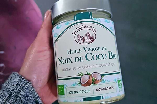 Pot d'huile de coco bio - ses acides gras ont des propriétés antimicrobiennes.