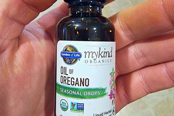Huile d'origan dans un flacon - utilisée pour ses propriétés antibactériennes.