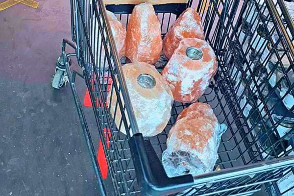 Lampes à sel de l'Himalaya dans un caddie, bien que décoratives, elles n'ont pas d'effet déshumidificateur prouvé.