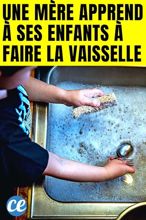 Un enfant qui a appris à faire la vaisselle grâce à sa mère