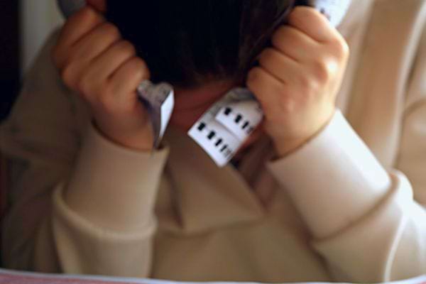 Une personne tient des cartes de tarot avec une expression de désespoir, évoquant la malchance persistante.