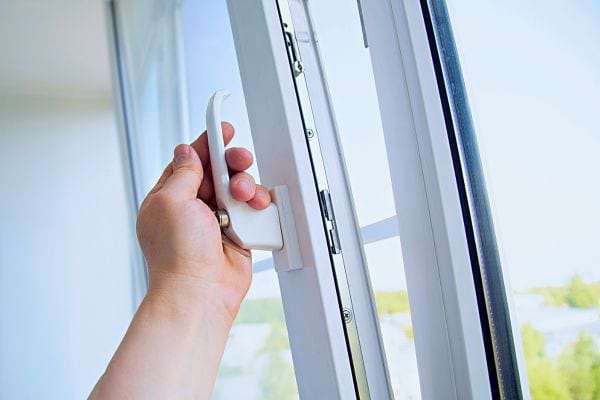 Main saisit et tourne poignée pour aérer.