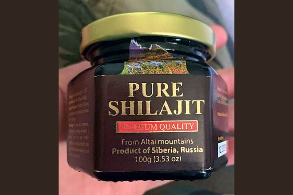 Pot de "PURE SHILAJIT" avec étiquette de qualité premium de Sibérie.