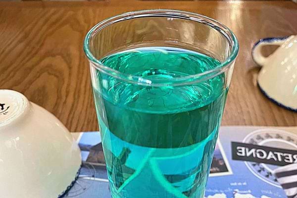 Un verre de sirop de menthe maison, utilisant la menthe fraîche conservée pour des boissons savoureuses.