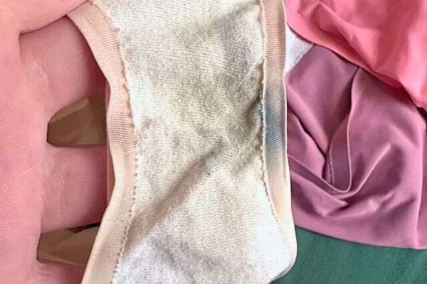 Taches sur culotte, illustrant pourquoi un changement quotidien est essentiel.