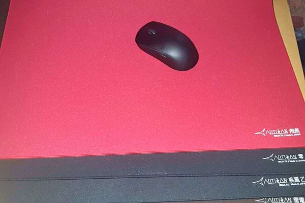 Plusieurs tapis de souris rouge et noir