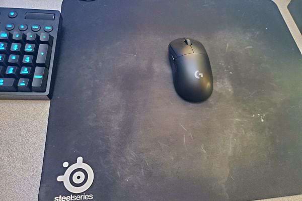 Un tapis de souris noir sale 