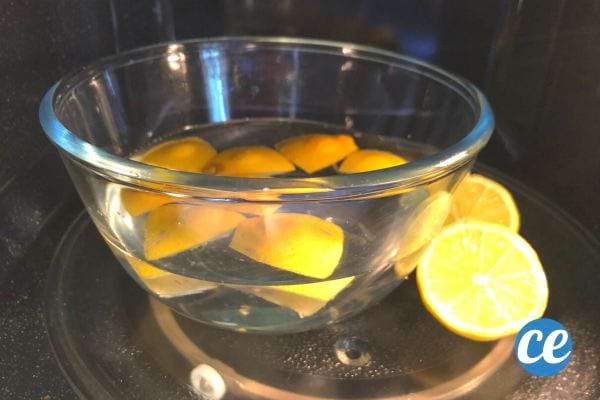 Bol de verre avec des tranches de citron dans un micro-ondes, méthode naturelle de nettoyage.