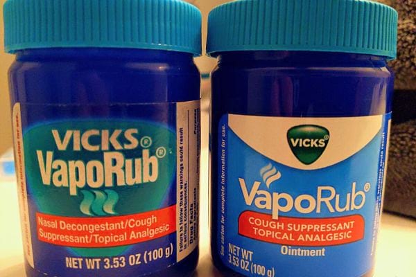 Pots de Vicks Vaporub, dont l'odeur est réputée repousser les chats.