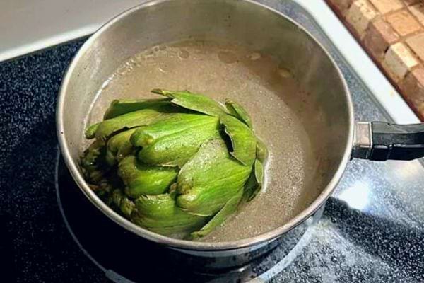 Artichauts submergés dans l'eau bouillante, capturant l'essence de leur préparation.