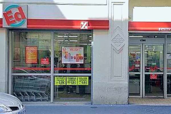 Entrée d'un magasin Ed avec son enseigne en rouge et blanc et des chariots alignés à l'extérieur.
