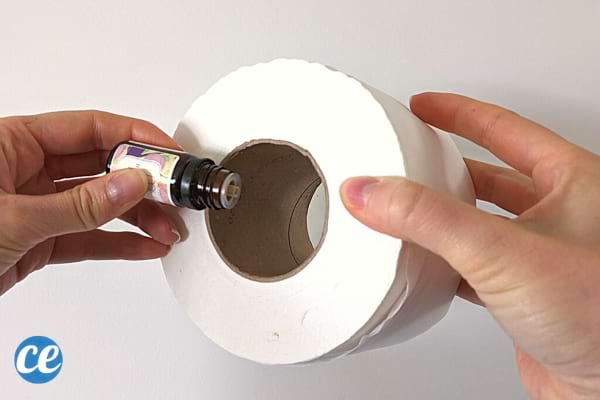 Un rouleau de papier toilette avec de l'huile essentielle dessus