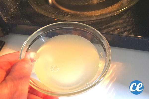 Jus de citron dans un bol transparent après avoir été chauffé au micro-ondes pour le nettoyage.