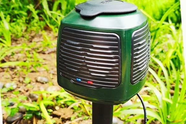 Une machine à ultra son dans un jardin pour faire fuir les chauves souris