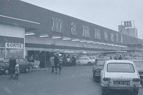 Extérieur d'un magasin Mammouth ancien avec son nom en grandes lettres sur le fronton.