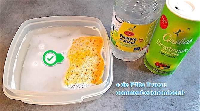 une éponge nettoyée avec du vinaigre et du bicarbonate