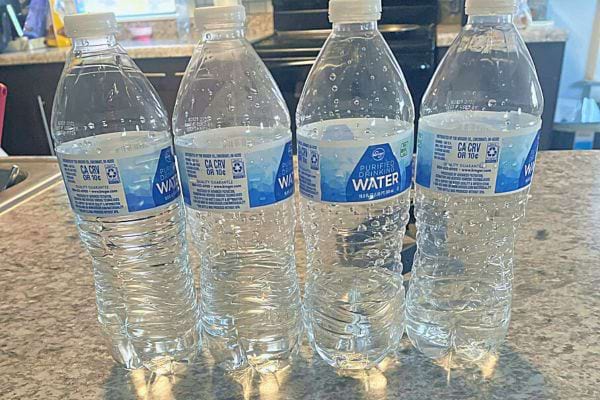 Bouteilles d'eau utilisées comme barrières physiques pour dissuader les chats de pénétrer dans certaines zones.