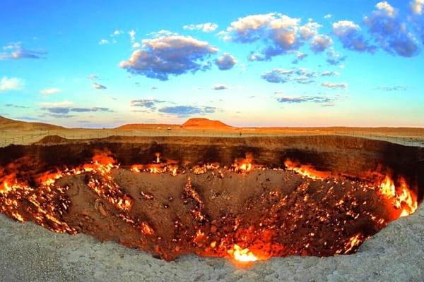 La Porte de l'Enfer au Turkménistan avec le feu qui brûle sans arrêt