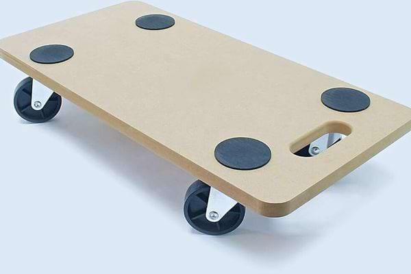 Planche en bois avec roulettes et poignées pour transporter de lourds meubles.