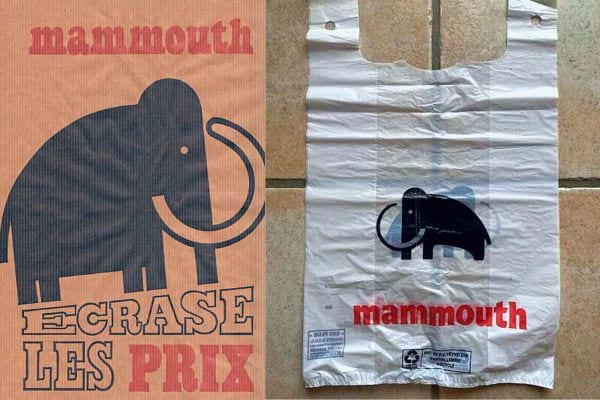 Sac d'hypermarché Mammouth avec un éléphant et le slogan "Écrase les prix" en gros caractères.